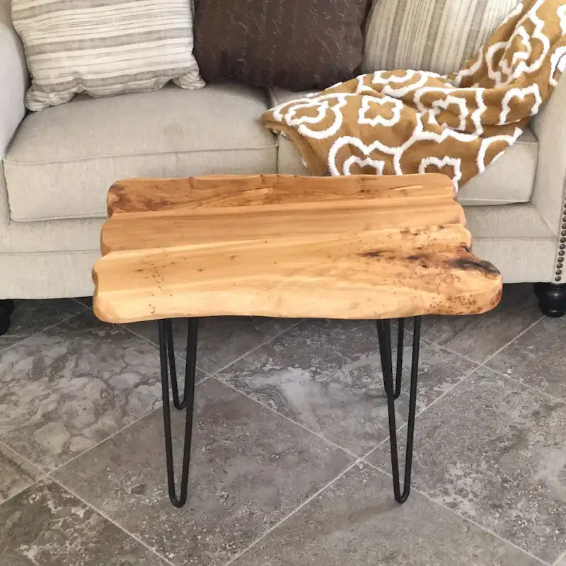 Table basse en bois de cèdre à bord brut