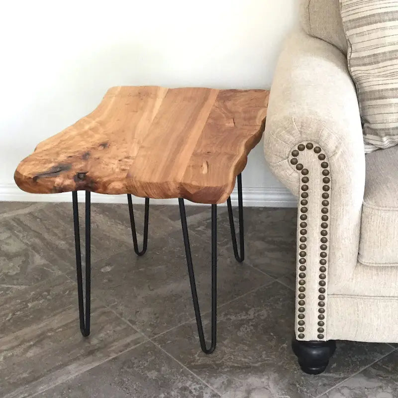 Table basse en bois de cèdre à bord brut