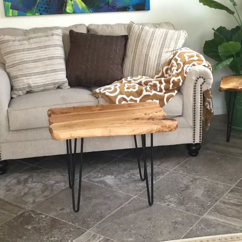 Table basse en bois de cèdre à bord brut