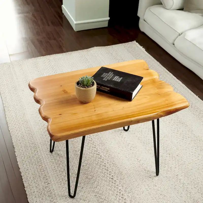 Table basse en bois de cèdre à bord brut