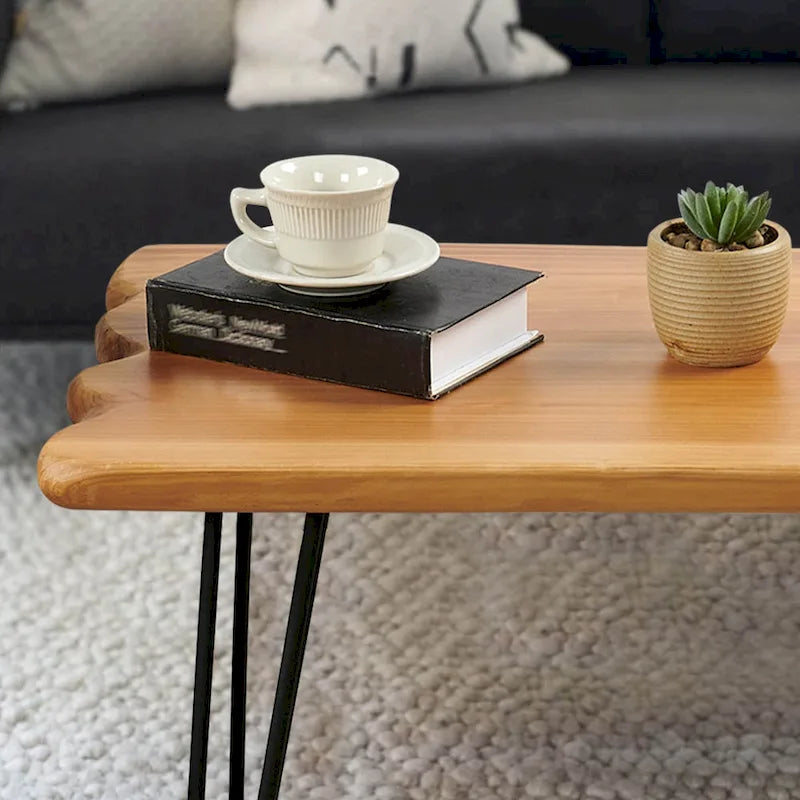 Table basse en bois de cèdre à bord brut