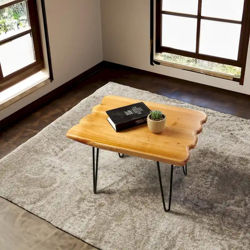 Table basse en bois de cèdre à bord brut
