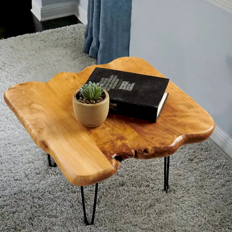 Table basse en bois de cèdre à bord brut