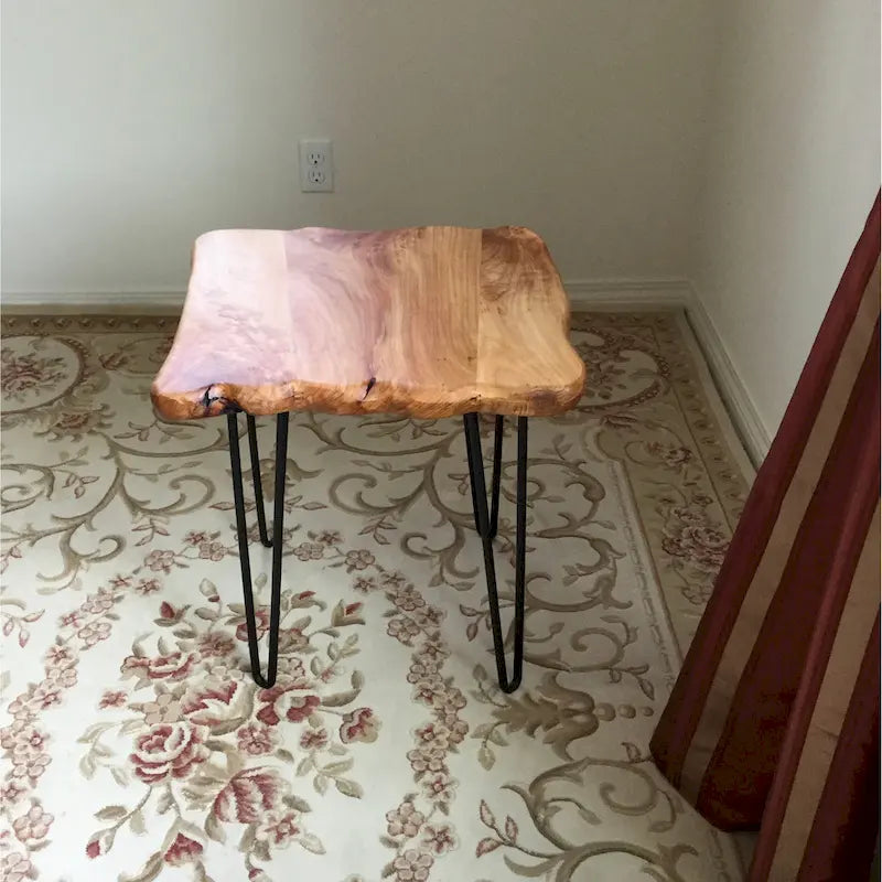 Table basse en bois de cèdre à bord brut