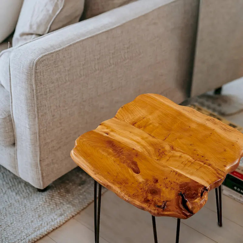 Table basse en bois de cèdre à bord brut