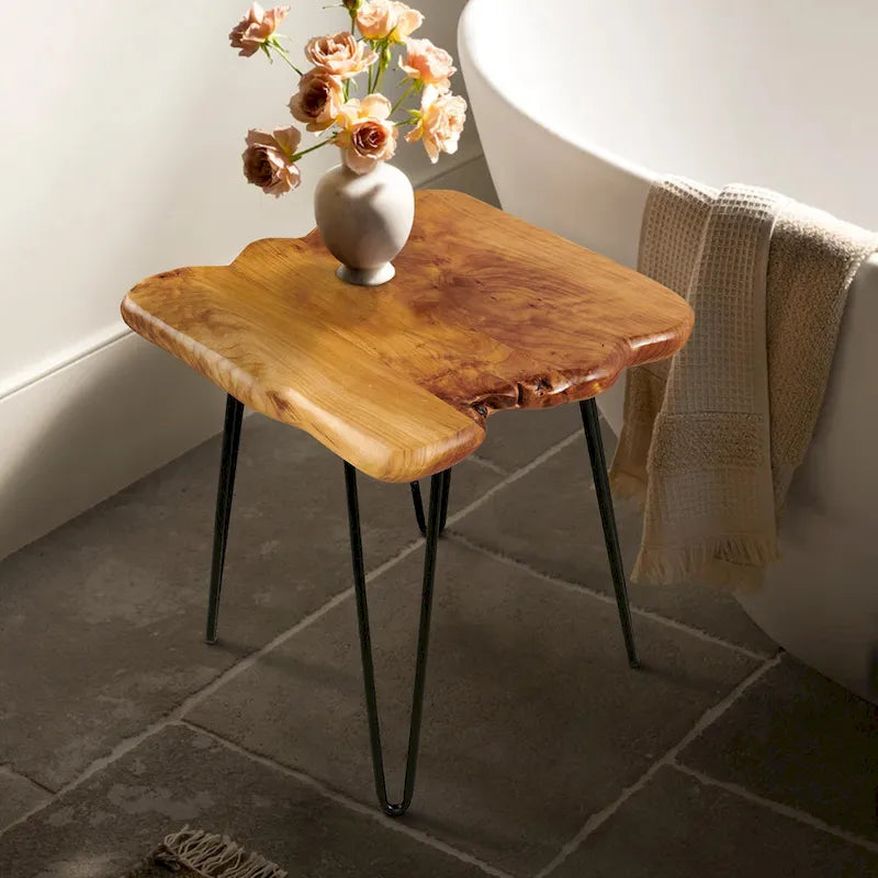 Table basse en bois de cèdre à bord brut