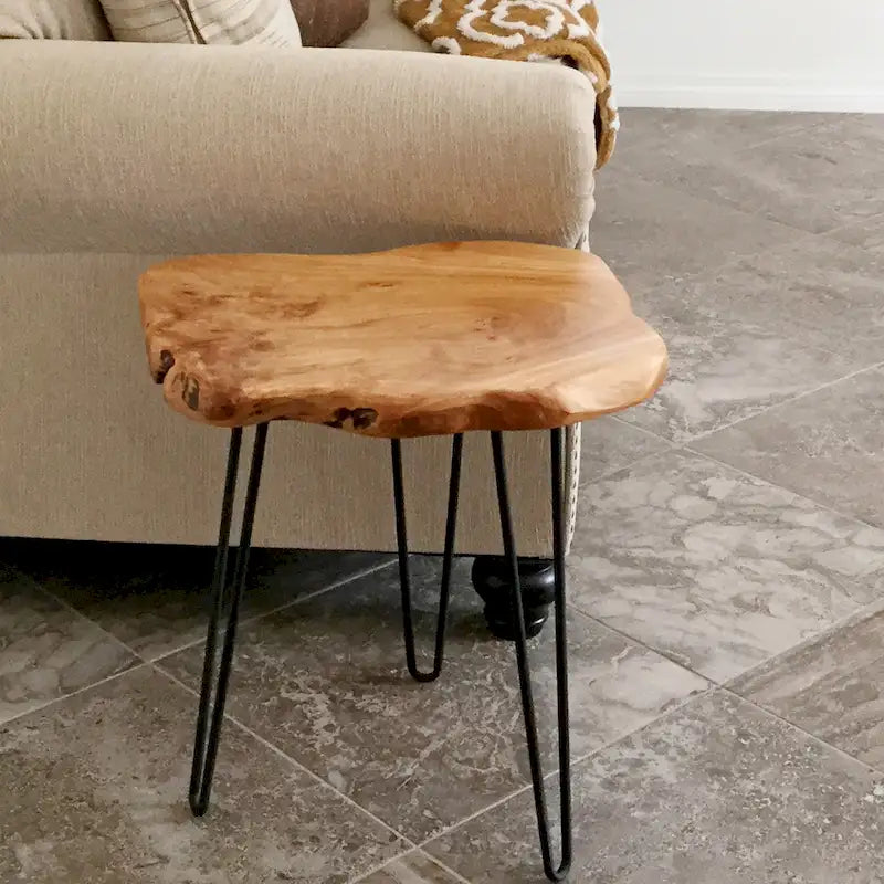 Table basse en bois de cèdre à bord brut