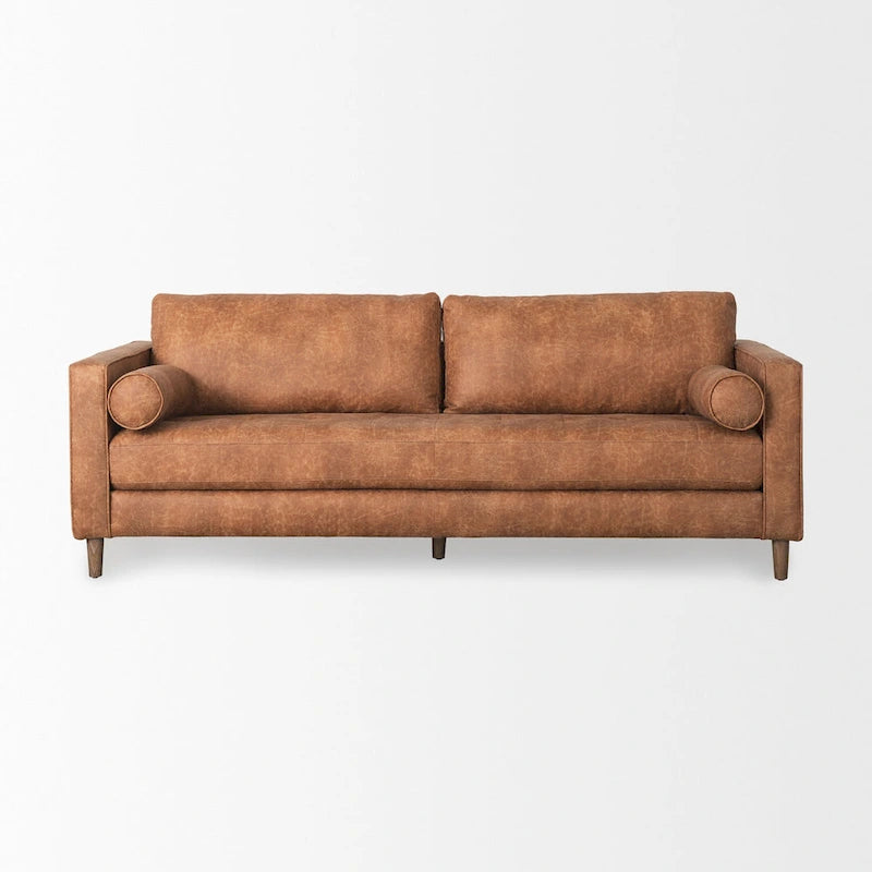 Canapé trois places Loretta en similicuir marron cognac avec traversins – 223,3 L x 91,9 P x 85,9 H
