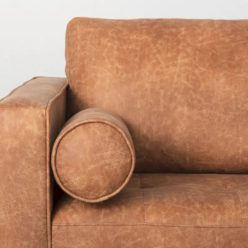Canapé trois places Loretta en similicuir marron cognac avec traversins – 223,3 L x 91,9 P x 85,9 H