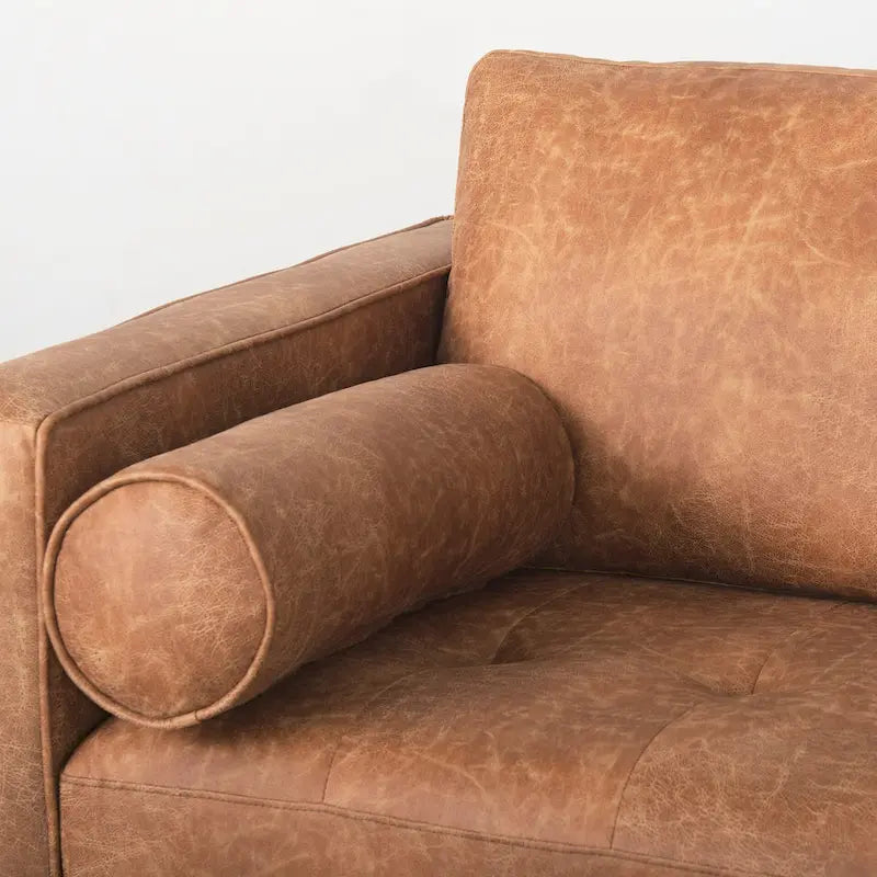 Canapé trois places Loretta en similicuir marron cognac avec traversins – 223,3 L x 91,9 P x 85,9 H