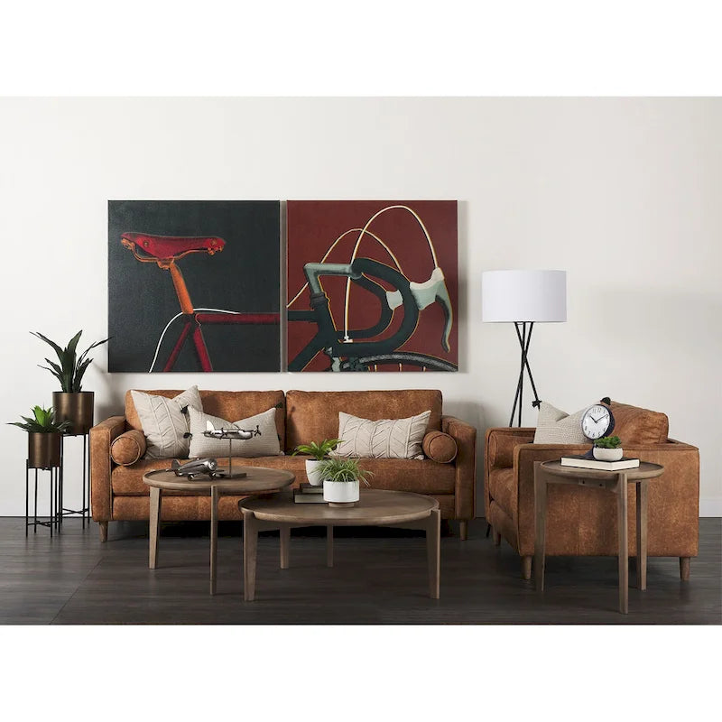 Canapé trois places Loretta en similicuir marron cognac avec traversins – 223,3 L x 91,9 P x 85,9 H