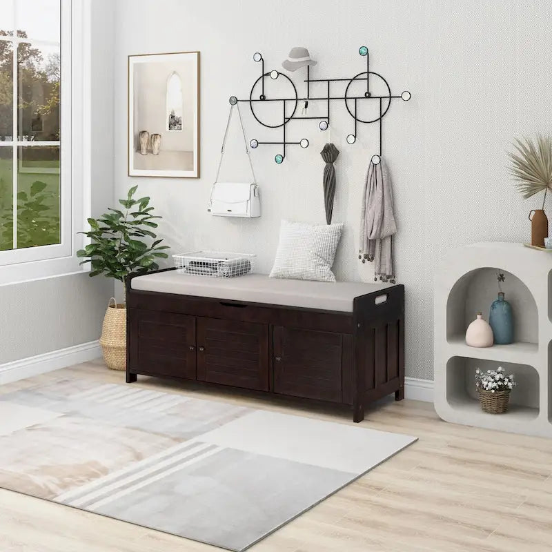 Banc de rangement avec 3 portes persiennes, banc à chaussures avec coussin amovible et espace de rangement caché