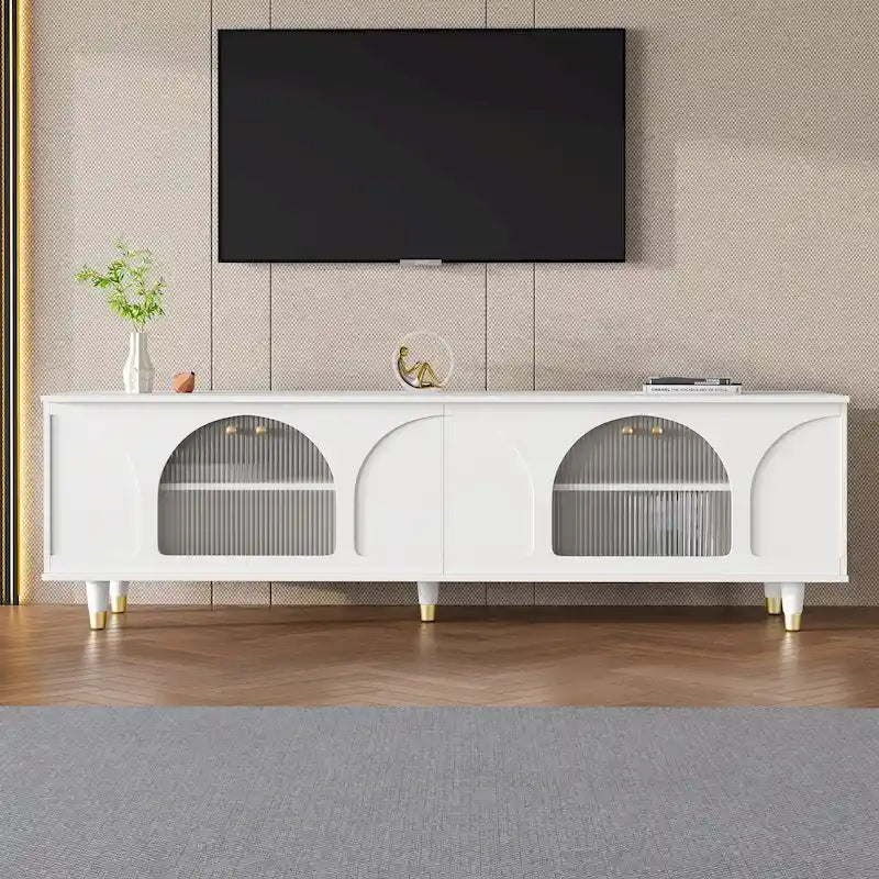 Meuble TV élégant avec poignées dorées et portes en verre cannelé en arc de cercle