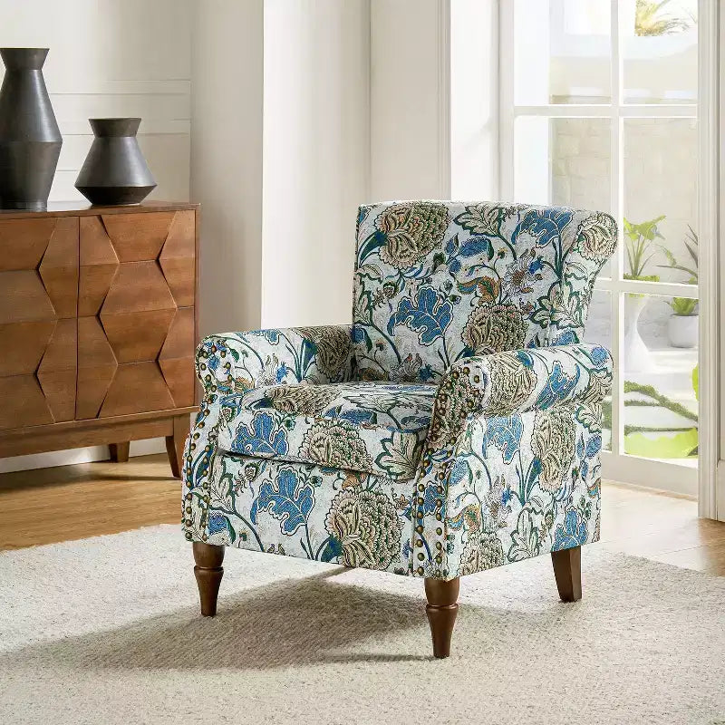 Fauteuil en bois traditionnel Araceli, rembourré à motifs floraux, avec dossier à oreilles et garniture cloutée | ART OF LIVING DESIGNS