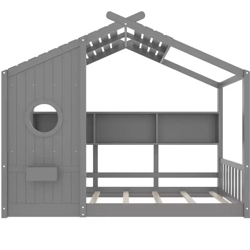 Lit cabane au sol avec étagères de rangement intégrées et toit en lattes