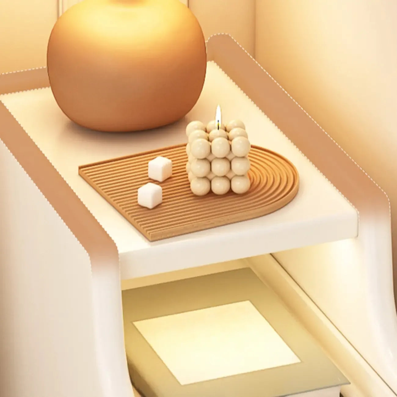 Table de chevet étroite en bois blanc à 2 étagères