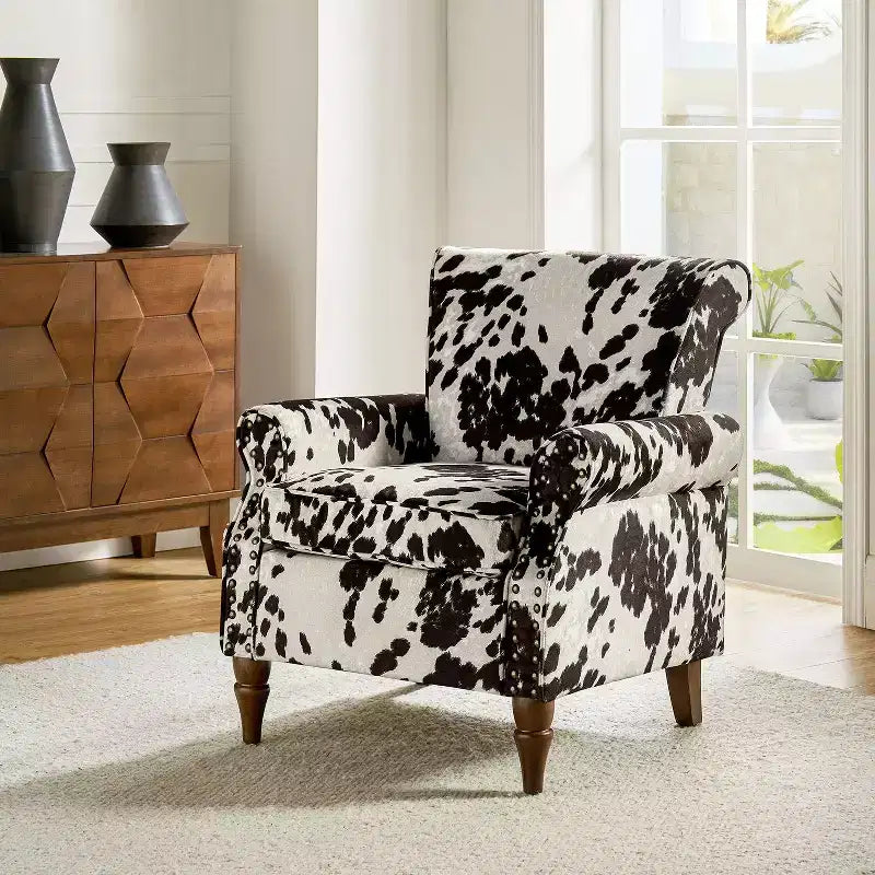 Fauteuil en bois traditionnel Araceli, rembourré à motifs floraux, avec dossier à oreilles et garniture cloutée | ART OF LIVING DESIGNS