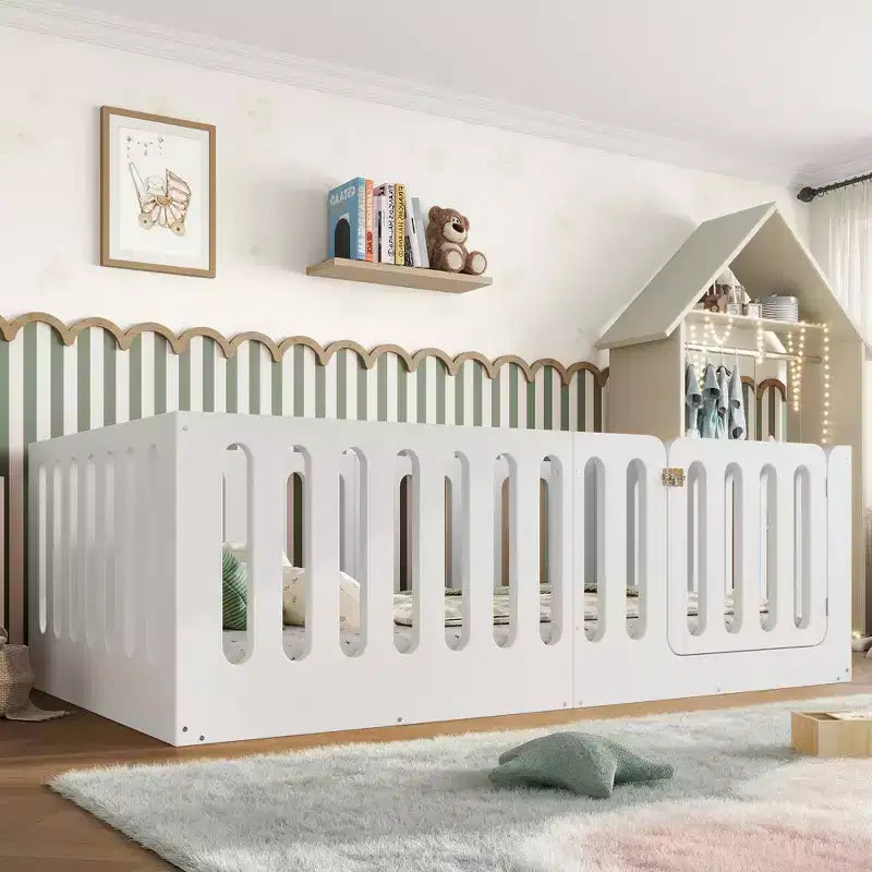 Lit Montessori au sol blanc simple avec barrière et porte – Bois massif, 1 enfant