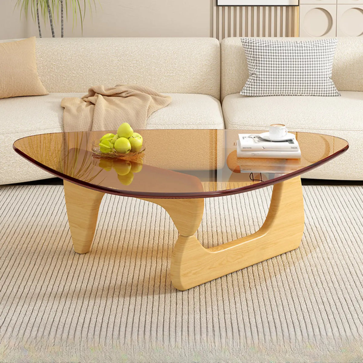 Table basse triangulaire en bois avec plateau en verre