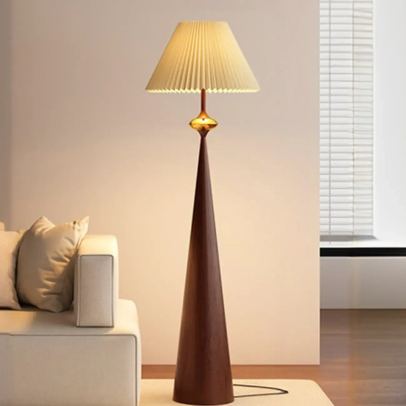 Lampadaire conique contemporain en métal avec abat-jour en tissu