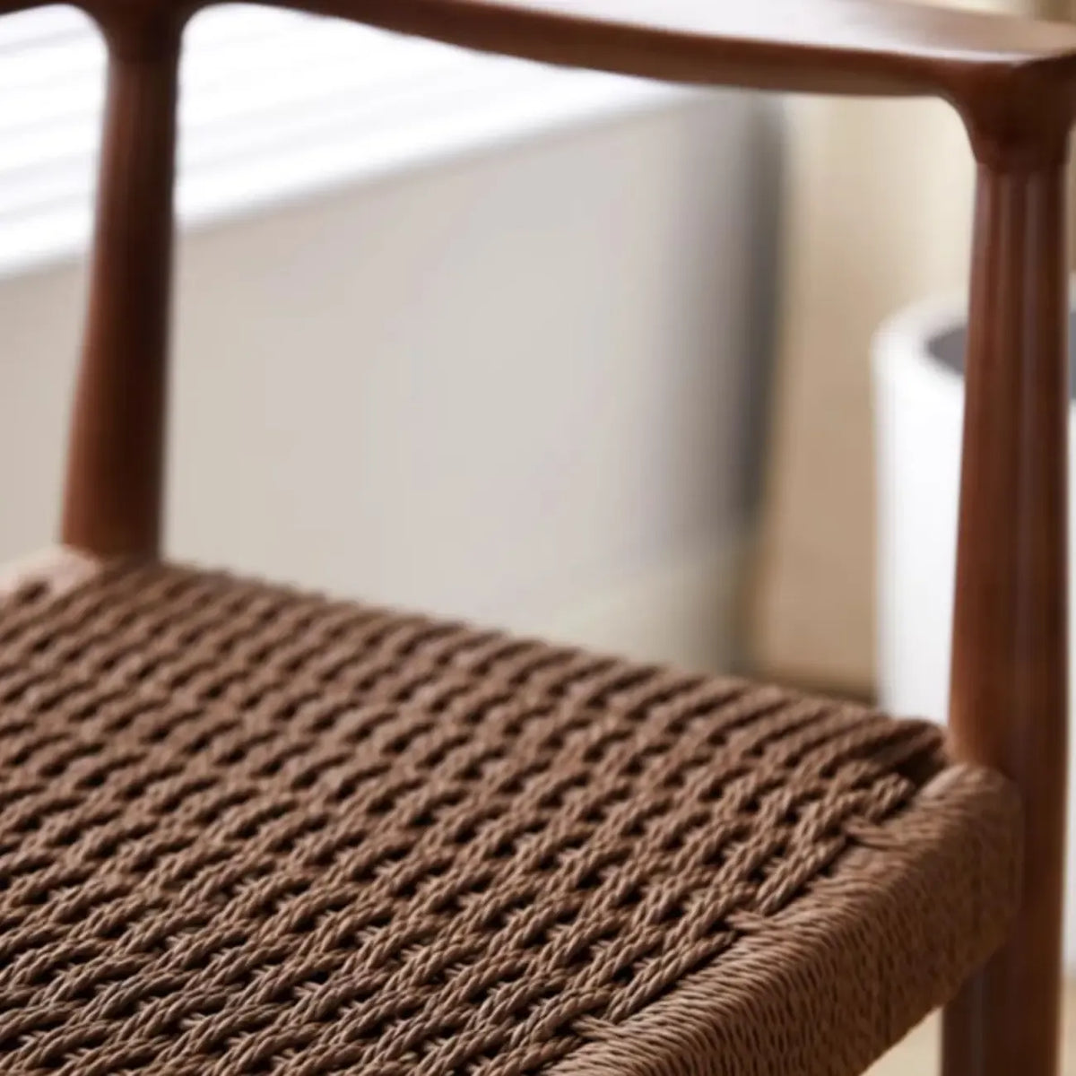 Chaise de salle à manger scandinave incurvée en bois tressé avec accoudoirs